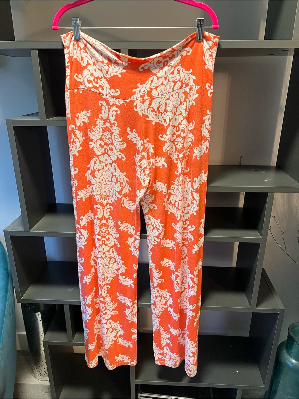 🛍️ Women's Coral & Cream Damask Print Wide-Leg Pants - Picture 5 of 5
